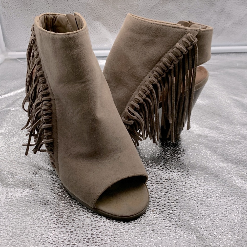 Sugar Brand Leta Natural Rough Suede Fringe Heels Size 8